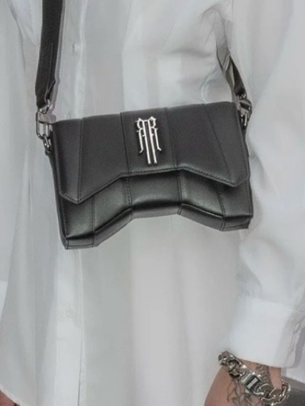 RARE ROMANCE VAULTED CROSSBODY BAG 🖤 - Picture 2 of 7
